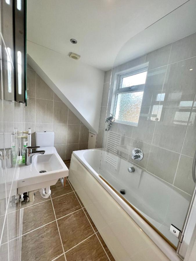 Family Home In Hampshire - Sleeps Up To 9 People With 3 Parking Spaces Γουίντσεστερ Εξωτερικό φωτογραφία