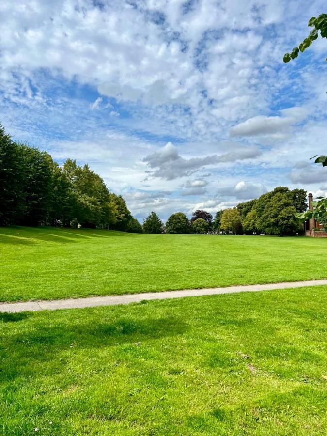 Family Home In Hampshire - Sleeps Up To 9 People With 3 Parking Spaces Γουίντσεστερ Εξωτερικό φωτογραφία